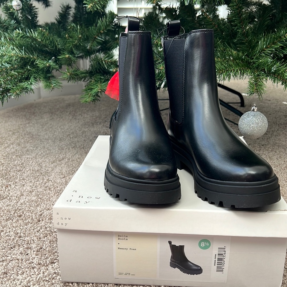 Brand New memory foam Belle Boots